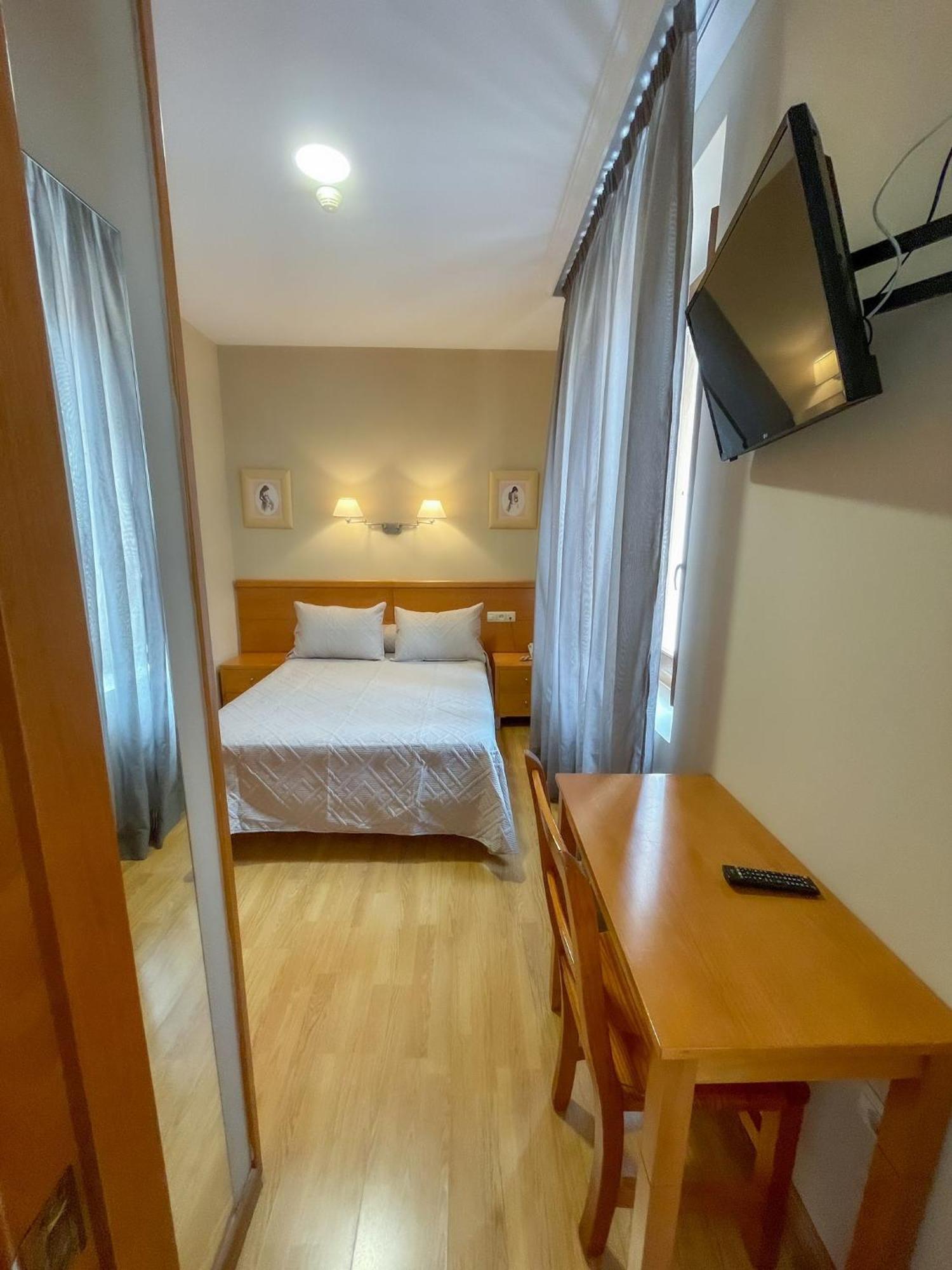 Hotel Castilla Caceres Bagian luar foto