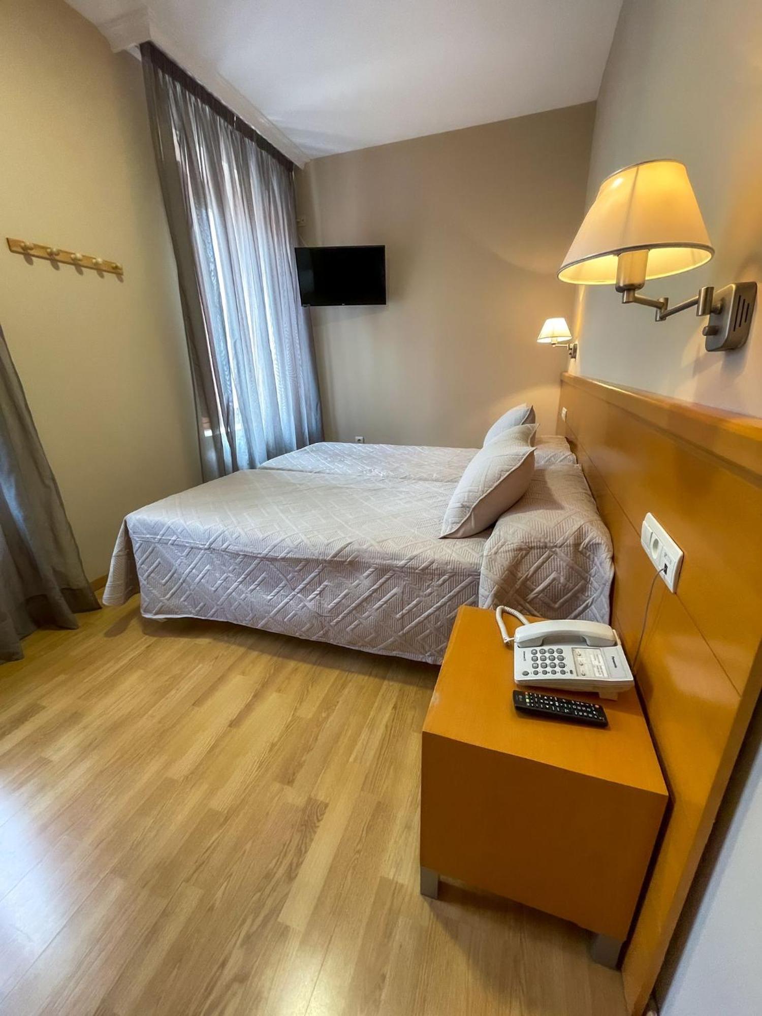 Hotel Castilla Caceres Bagian luar foto