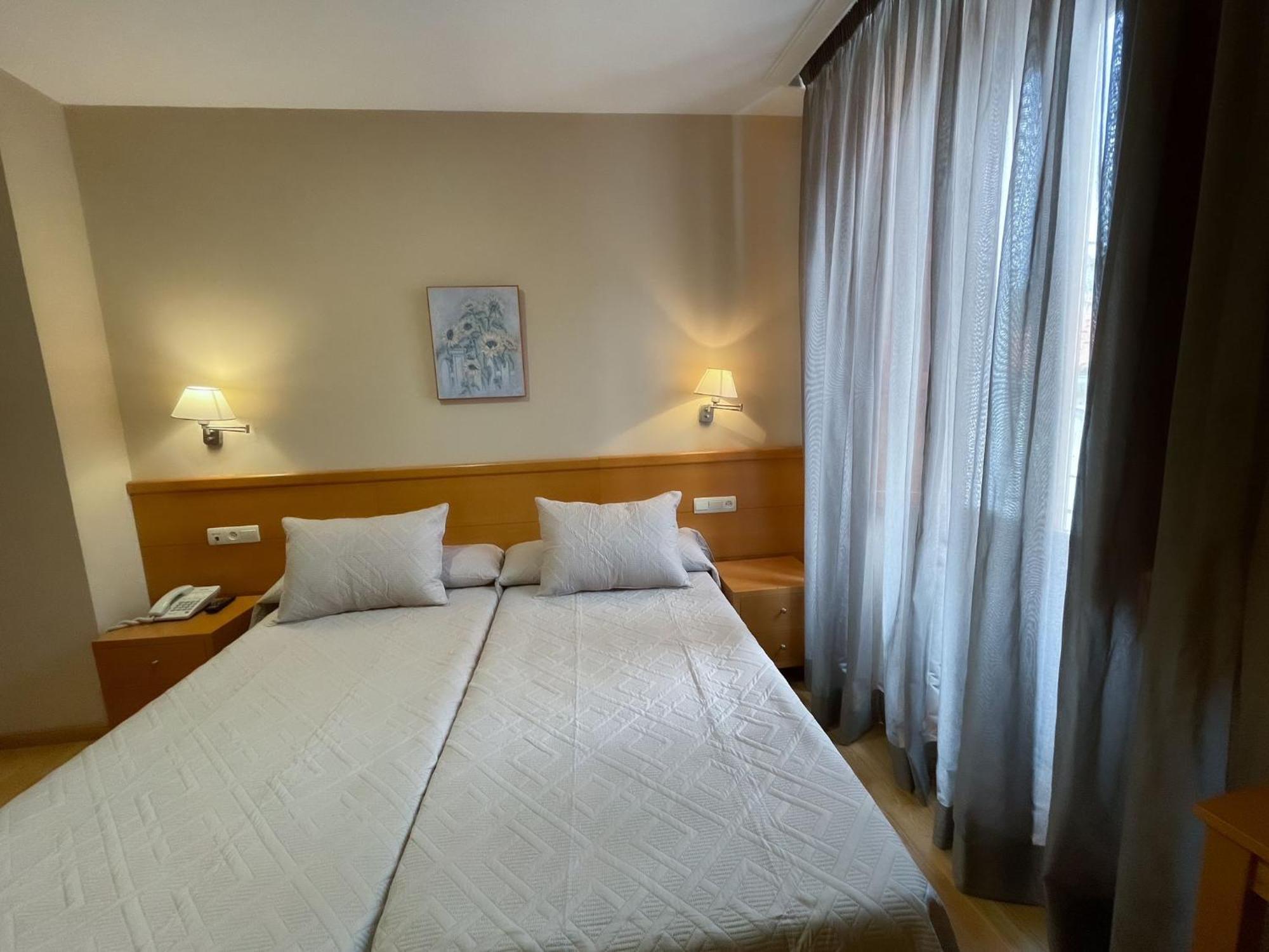 Hotel Castilla Caceres Bagian luar foto