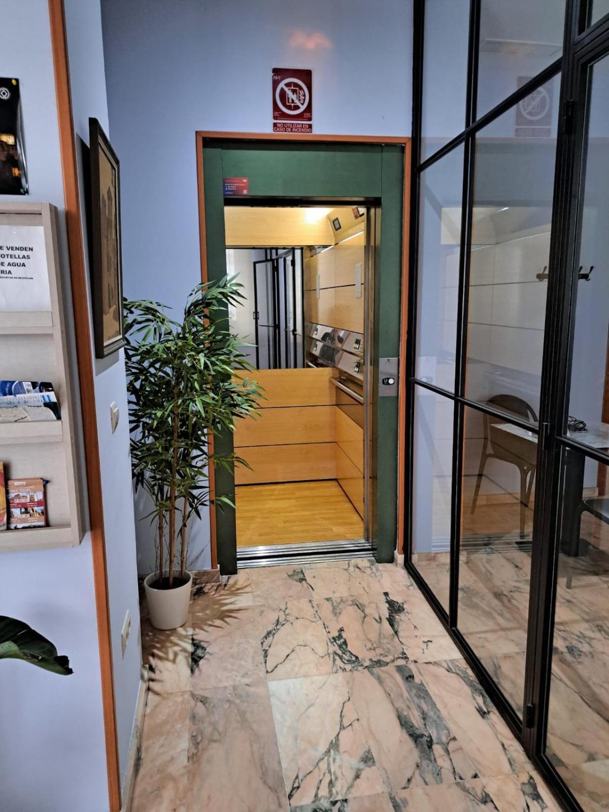 Hotel Castilla Caceres Bagian luar foto