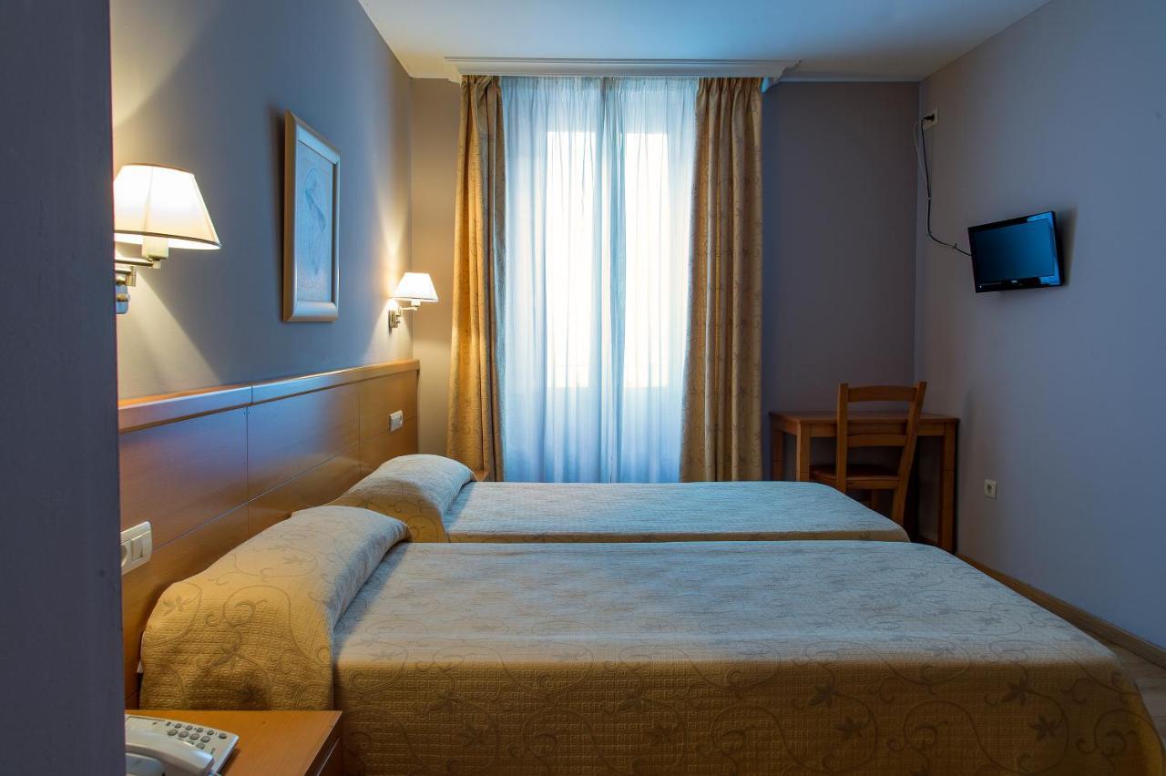 Hotel Castilla Caceres Bagian luar foto