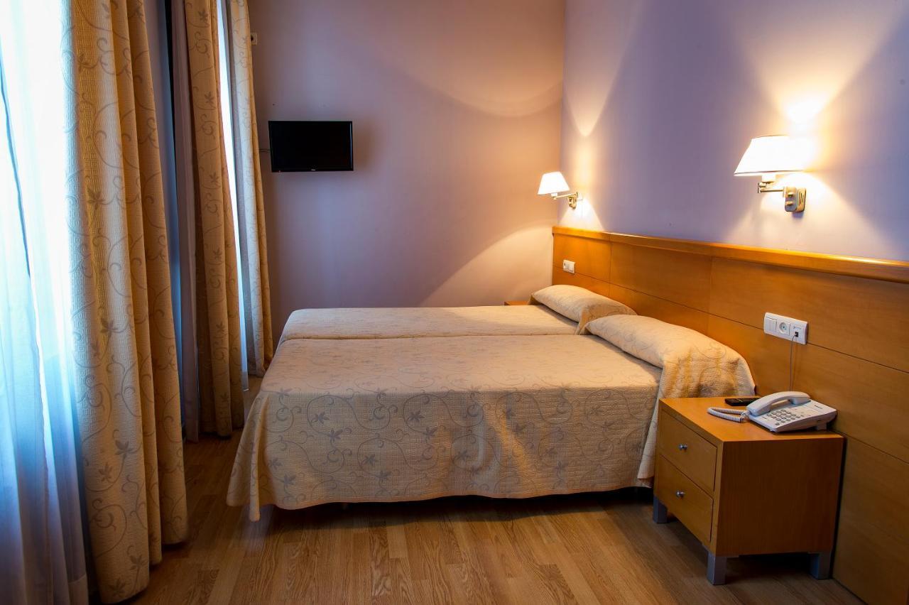 Hotel Castilla Caceres Bagian luar foto